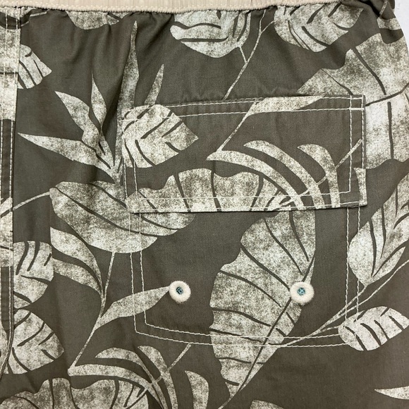 Tommy Bahama Men’s Green and Cream Tropical Board Shorts - Picture 9 of 15